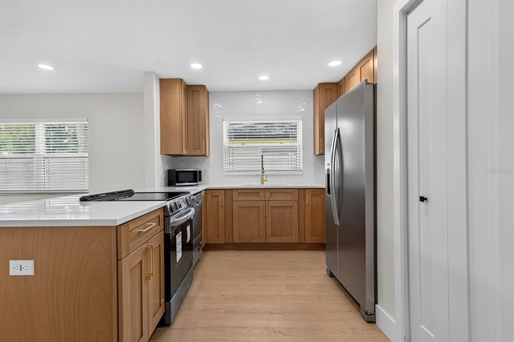 For Sale: $349,900 (2 beds, 1 baths, 979 Square Feet)