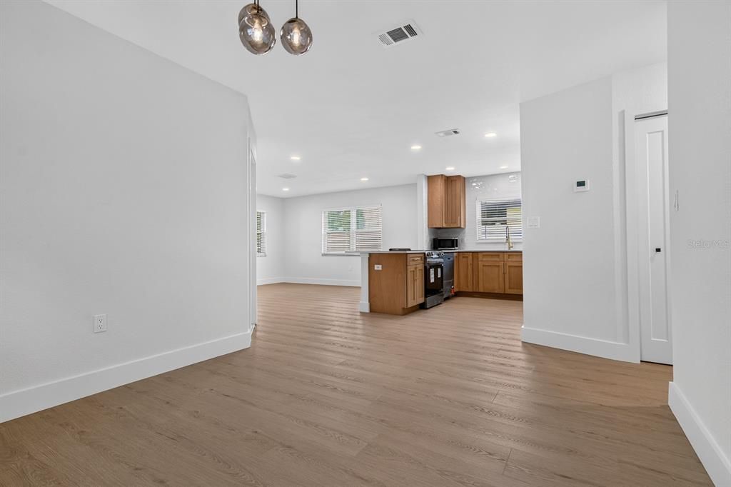 For Sale: $349,900 (2 beds, 1 baths, 979 Square Feet)