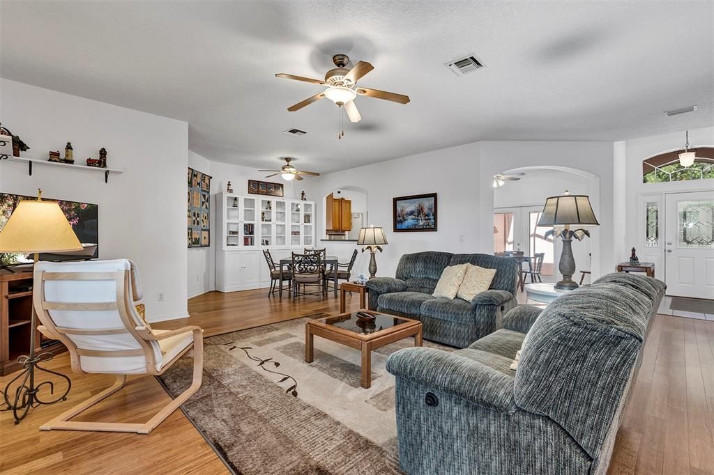 For Sale: $345,000 (3 beds, 2 baths, 1819 Square Feet)