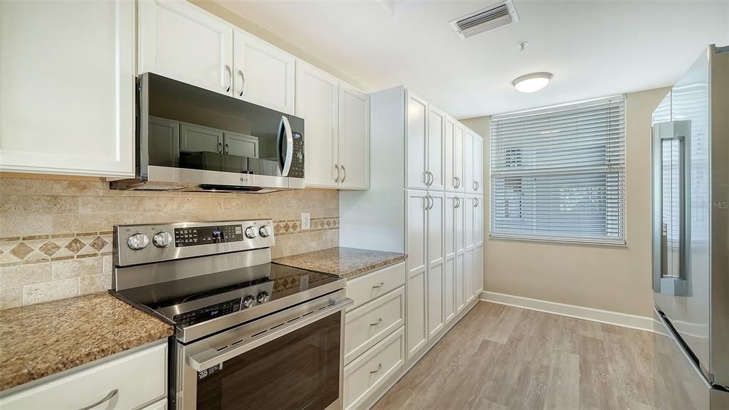 For Sale: $295,000 (2 beds, 2 baths, 1238 Square Feet)