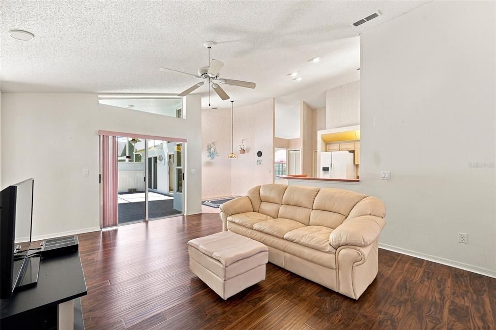 En Venta: $334,900 (2 camas, 2 baños, 1808 Pies cuadrados)
