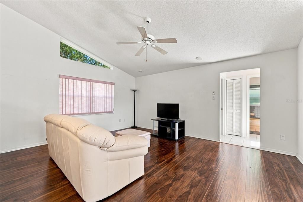 En Venta: $334,900 (2 camas, 2 baños, 1808 Pies cuadrados)
