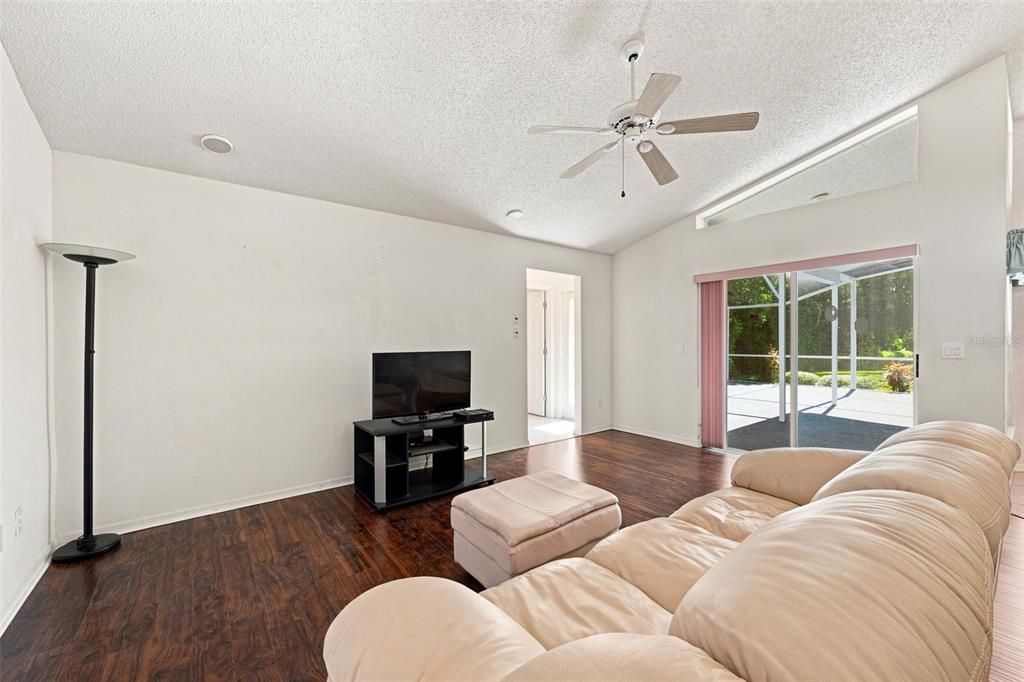 En Venta: $334,900 (2 camas, 2 baños, 1808 Pies cuadrados)