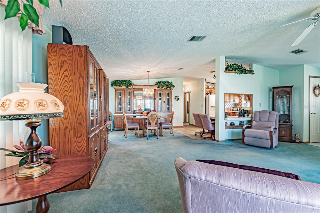 For Sale: $205,000 (2 beds, 2 baths, 1276 Square Feet)