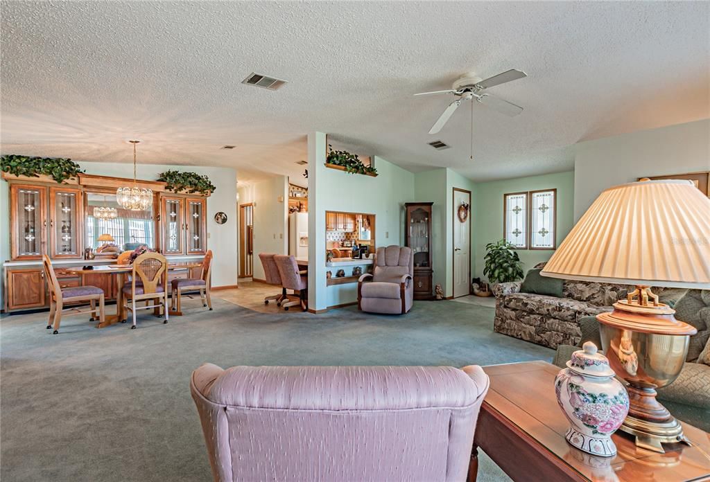 For Sale: $205,000 (2 beds, 2 baths, 1276 Square Feet)