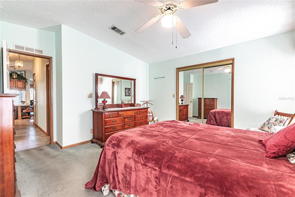For Sale: $205,000 (2 beds, 2 baths, 1276 Square Feet)