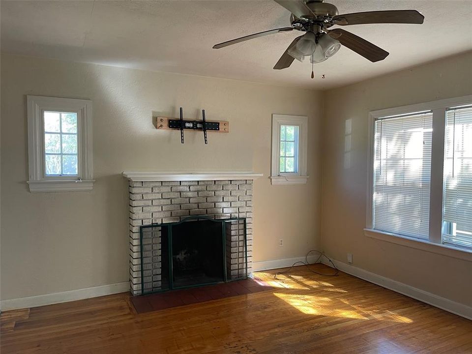 Active With Contract: $950,000 (6 beds, 0 baths, 2346 Square Feet)