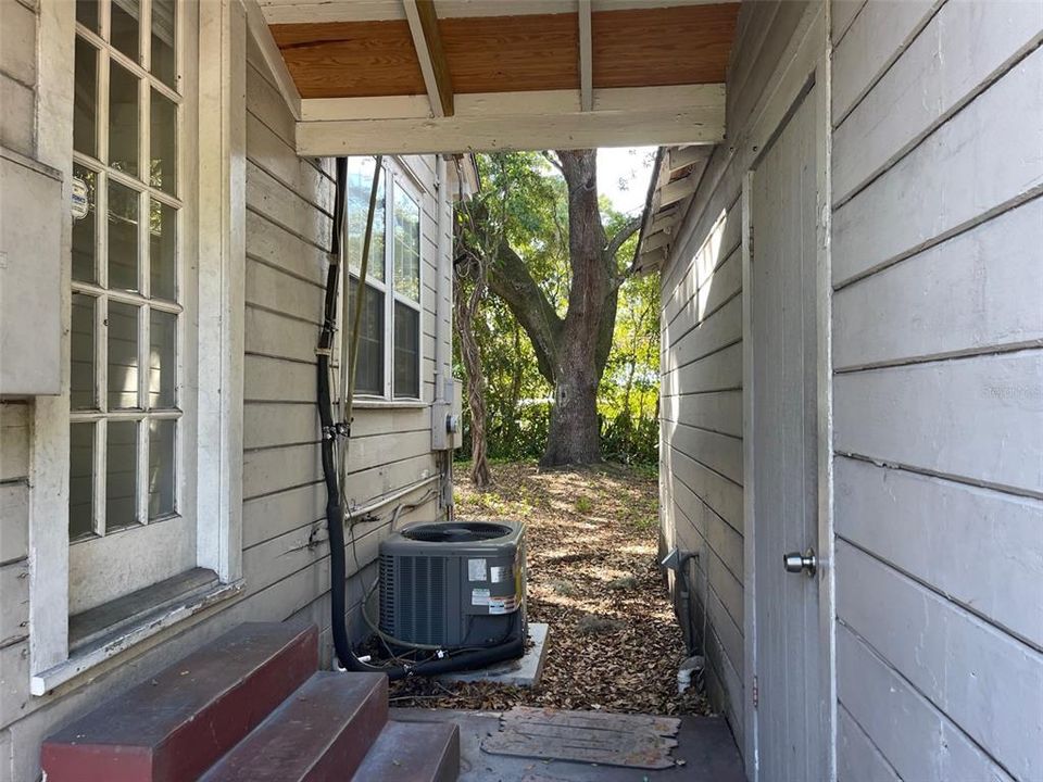 Active With Contract: $950,000 (6 beds, 0 baths, 2346 Square Feet)