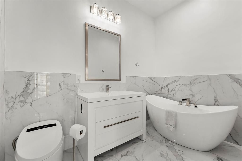 En Venta: $1,370,000 (3 camas, 3 baños, 2389 Pies cuadrados)