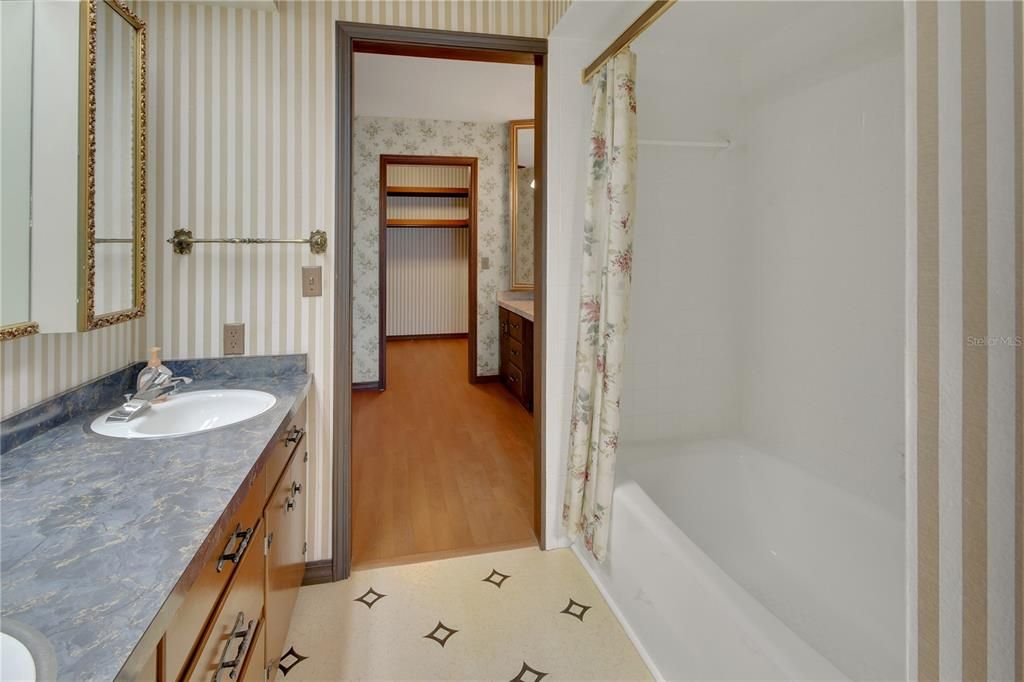 En Venta: $494,000 (4 camas, 2 baños, 2598 Pies cuadrados)