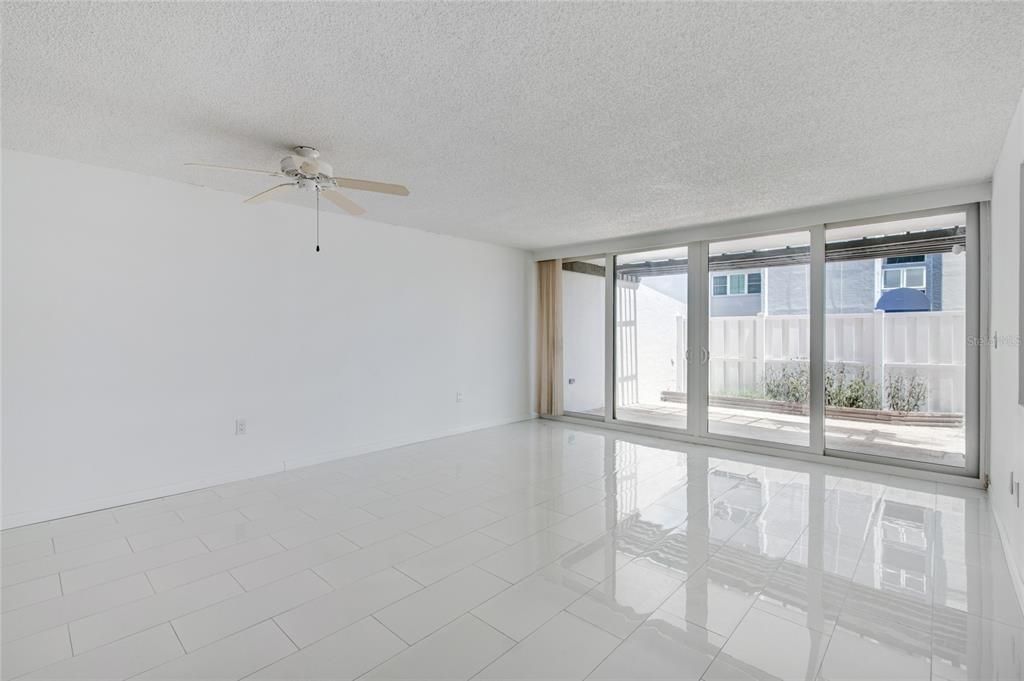 В аренду: $2,300 (1 спален, 1 ванн, 885 Квадратных фут)