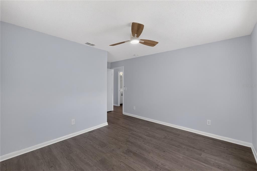 For Sale: $143,990 (2 beds, 2 baths, 858 Square Feet)