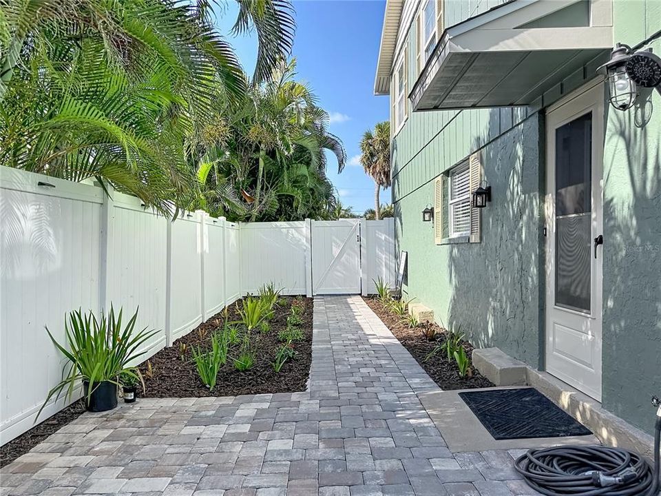 For Sale: $880,000 (3 beds, 2 baths, 972 Square Feet)