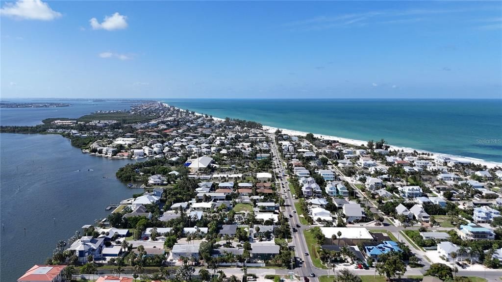 For Sale: $880,000 (3 beds, 2 baths, 972 Square Feet)