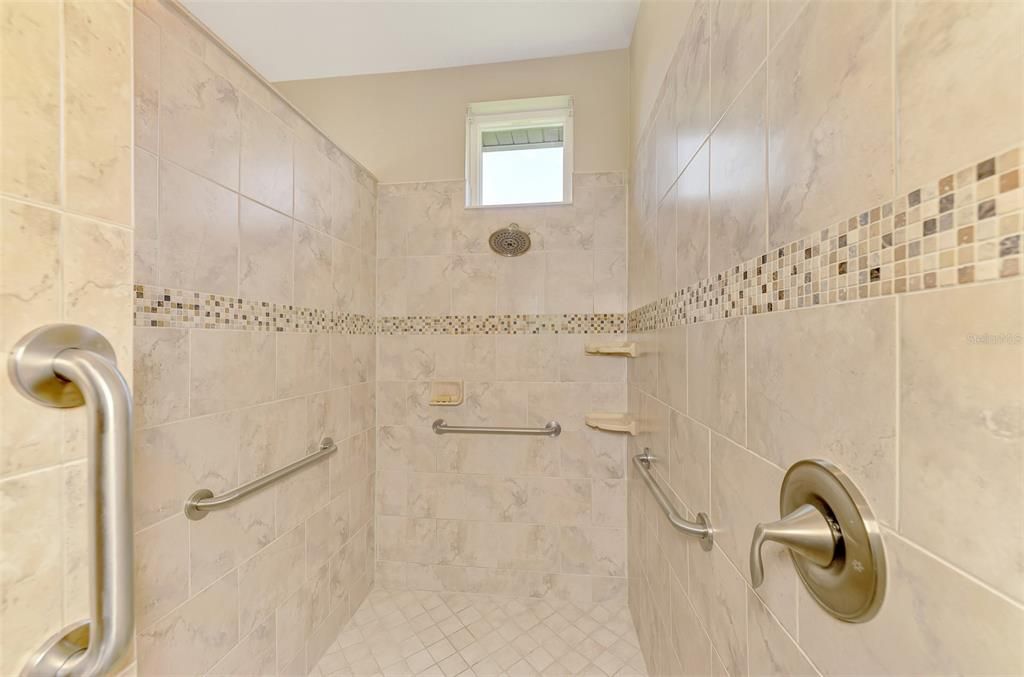 Activo con contrato: $530,000 (3 camas, 2 baños, 2207 Pies cuadrados)