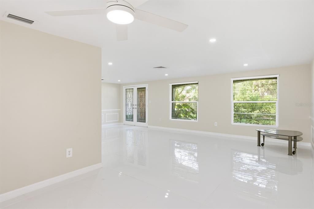 For Sale: $295,000 (3 beds, 3 baths, 1519 Square Feet)