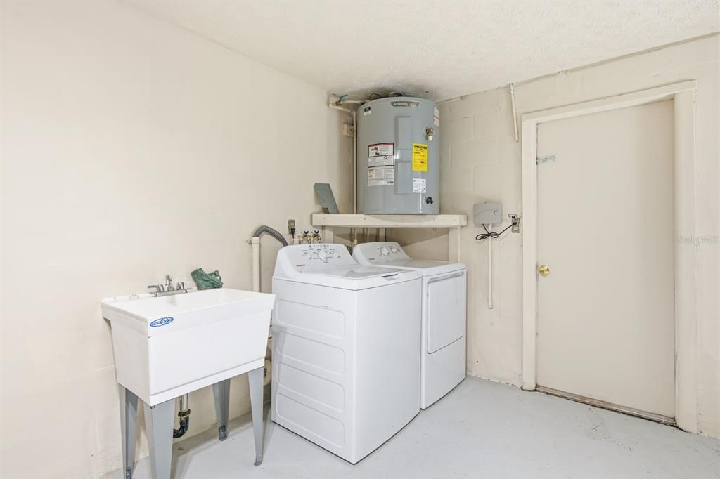 For Sale: $295,000 (3 beds, 3 baths, 1519 Square Feet)