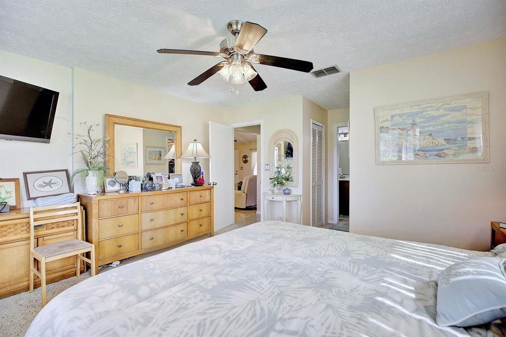 待售: $229,000 (2 贝兹, 2 浴室, 1281 平方英尺)
