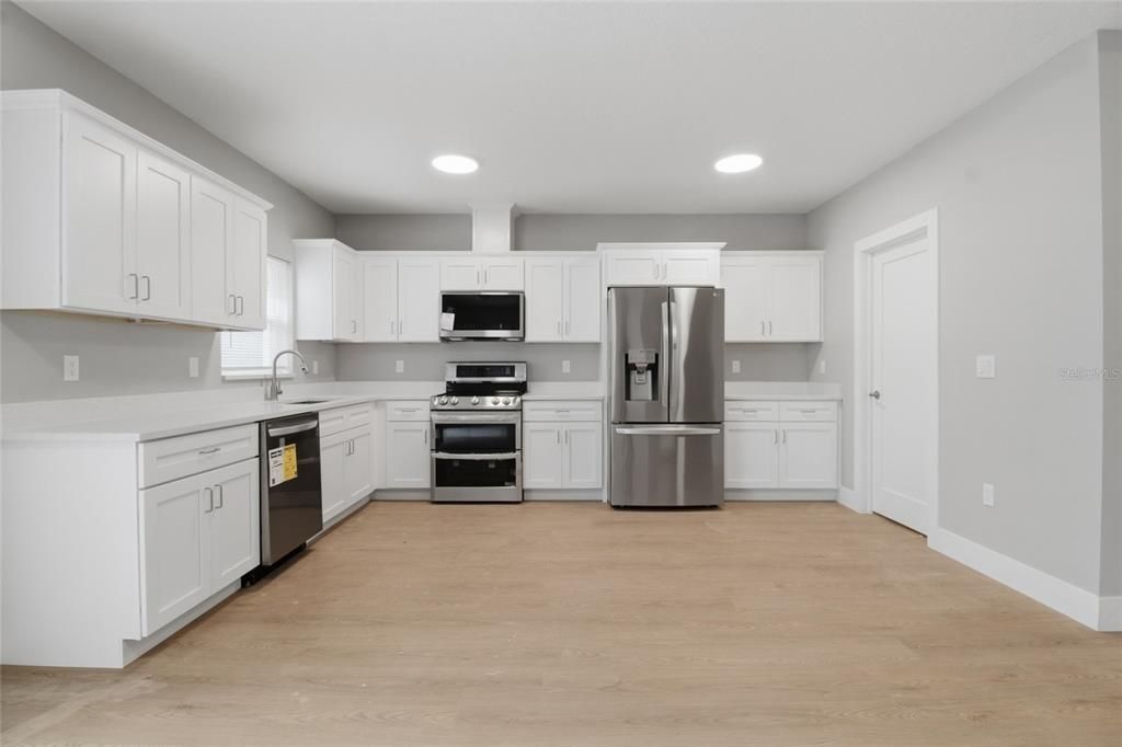 For Sale: $349,900 (3 beds, 2 baths, 1281 Square Feet)