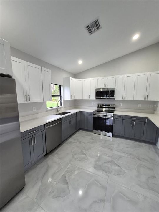 В аренду: $1,900 (3 спален, 2 ванн, 1090 Квадратных фут)
