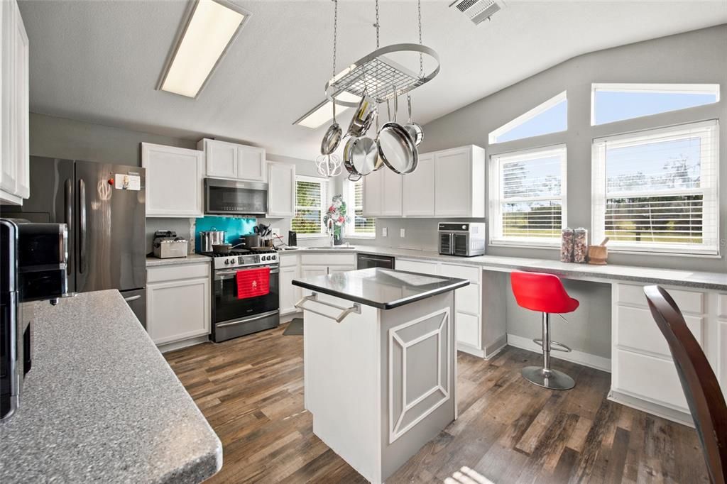 For Sale: $349,999 (4 beds, 2 baths, 2094 Square Feet)