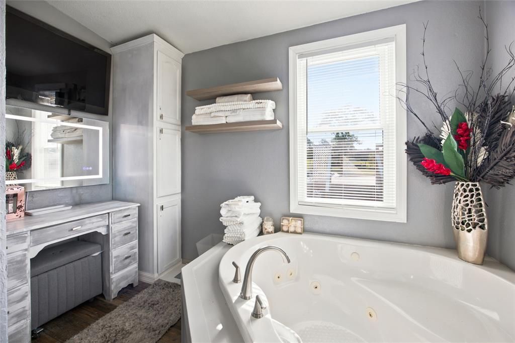 For Sale: $349,999 (4 beds, 2 baths, 2094 Square Feet)