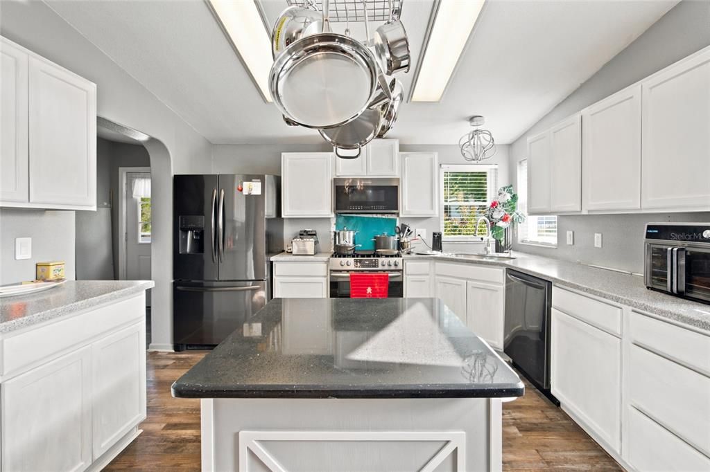 For Sale: $349,999 (4 beds, 2 baths, 2094 Square Feet)