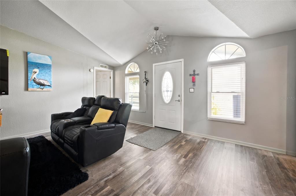 For Sale: $349,999 (4 beds, 2 baths, 2094 Square Feet)
