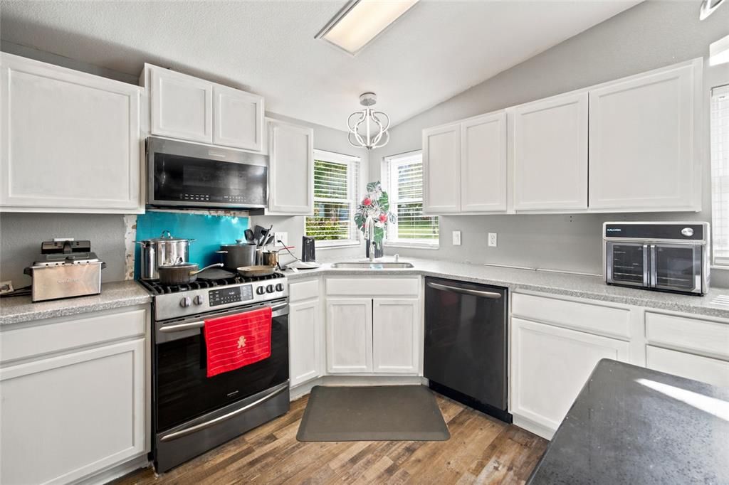 For Sale: $349,999 (4 beds, 2 baths, 2094 Square Feet)