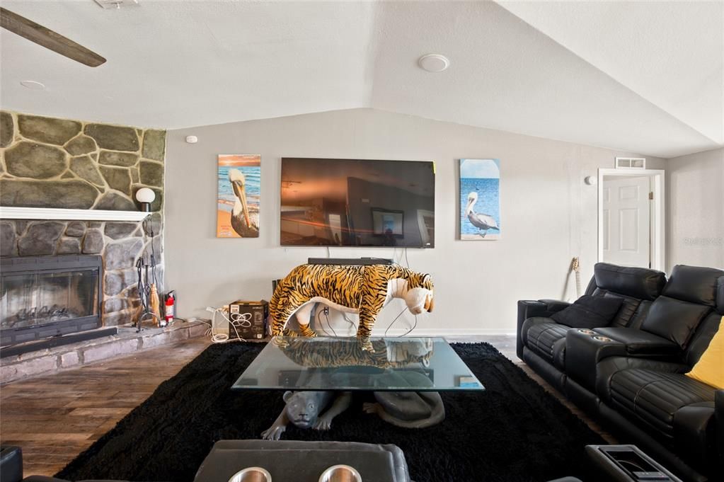 For Sale: $349,999 (4 beds, 2 baths, 2094 Square Feet)