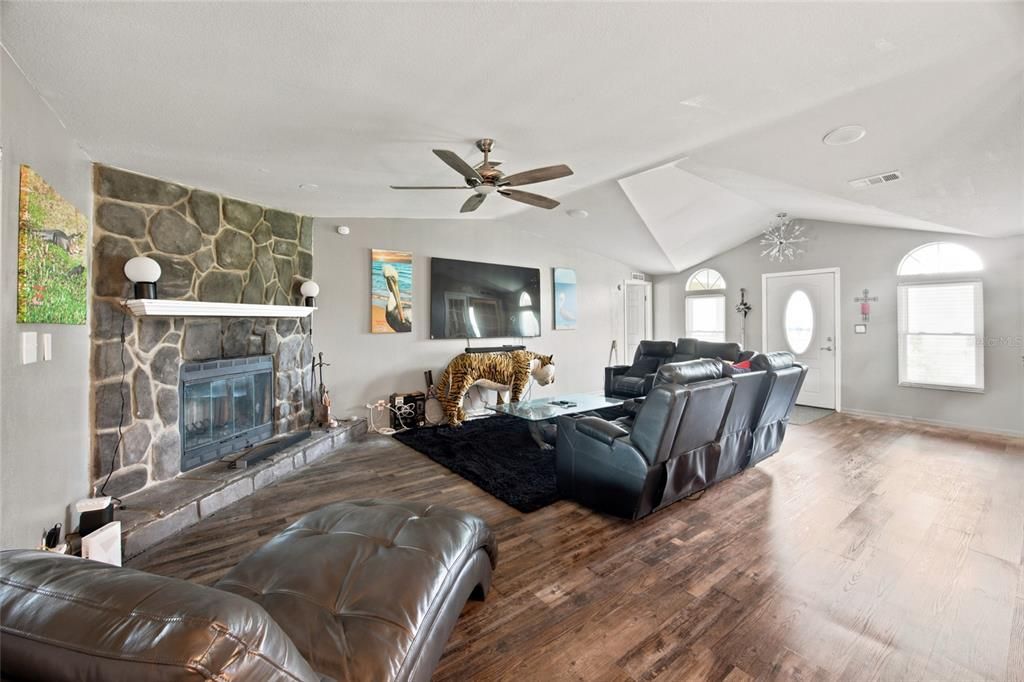 For Sale: $349,999 (4 beds, 2 baths, 2094 Square Feet)