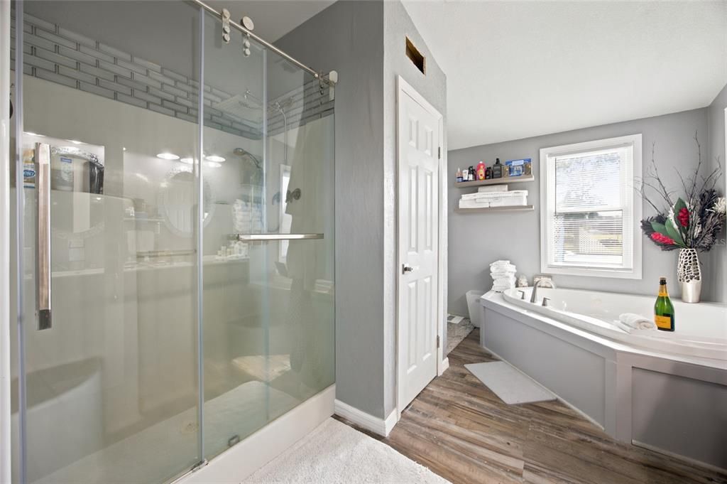 For Sale: $349,999 (4 beds, 2 baths, 2094 Square Feet)