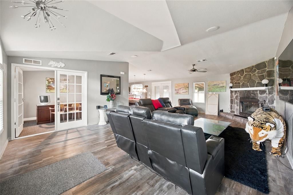 For Sale: $349,999 (4 beds, 2 baths, 2094 Square Feet)