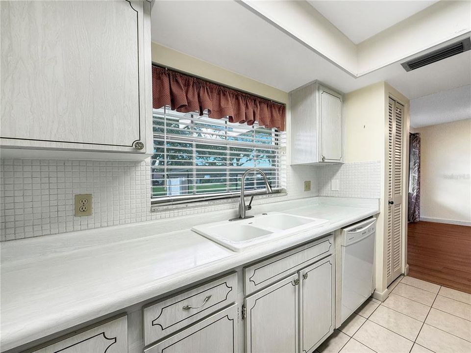 For Sale: $101,000 (1 beds, 1 baths, 645 Square Feet)