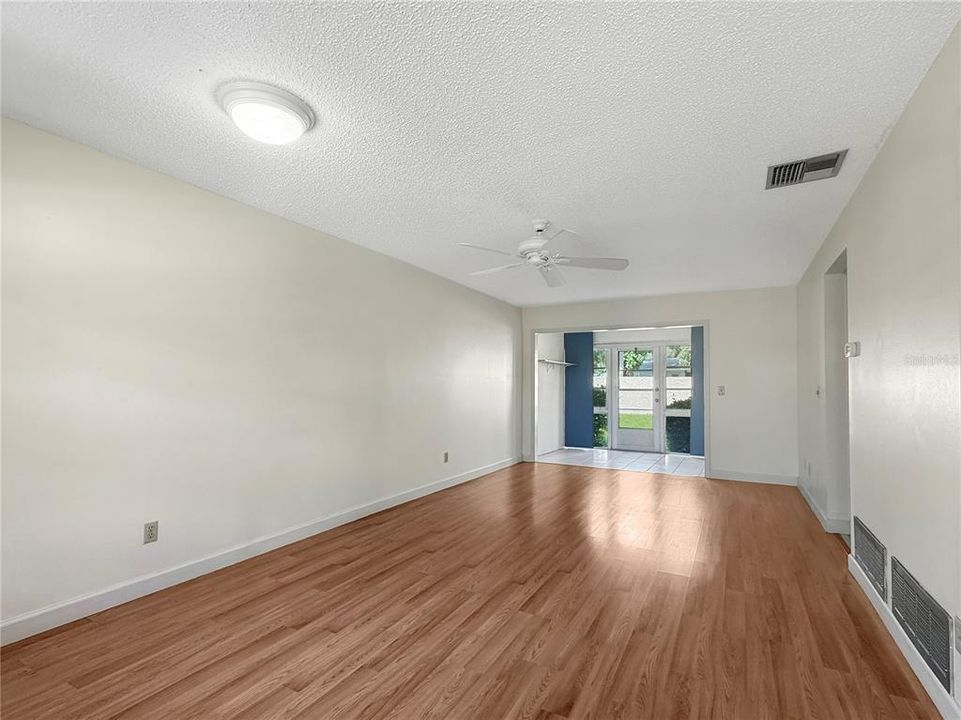 For Sale: $101,000 (1 beds, 1 baths, 645 Square Feet)