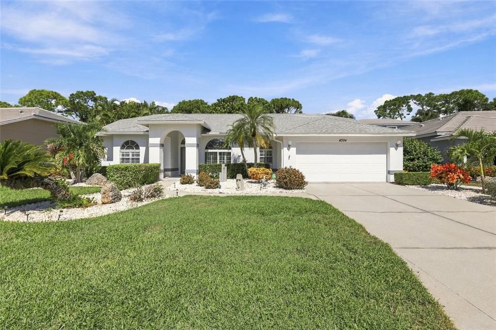 For Sale: $550,000 (3 beds, 2 baths, 2163 Square Feet)