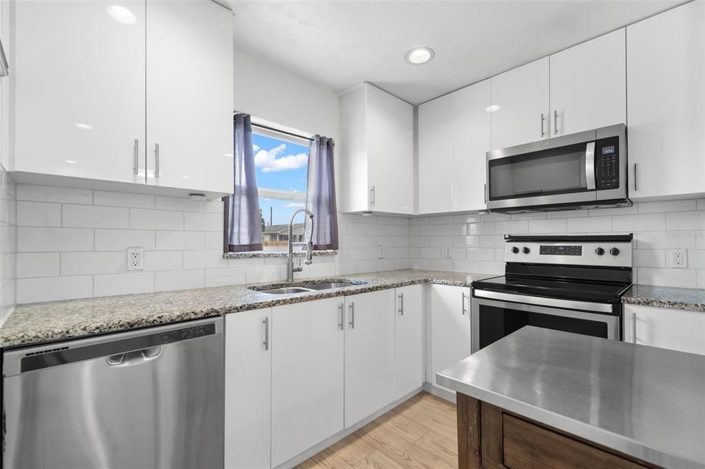 For Rent: $2,300 (3 beds, 1 baths, 930 Square Feet)