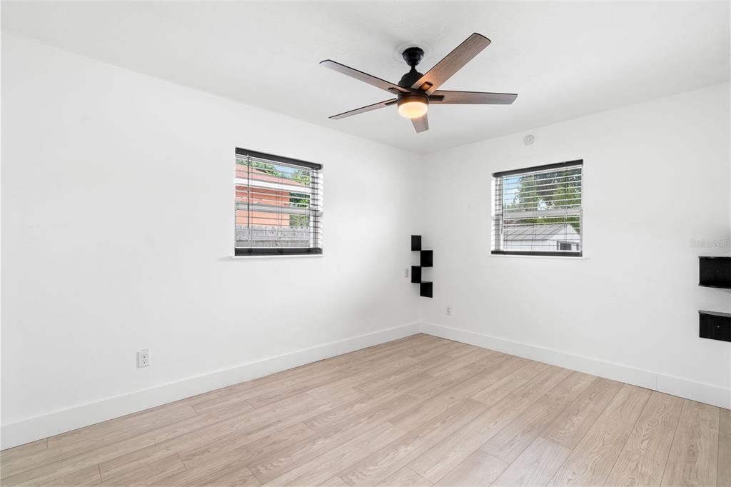 For Rent: $2,300 (3 beds, 1 baths, 930 Square Feet)