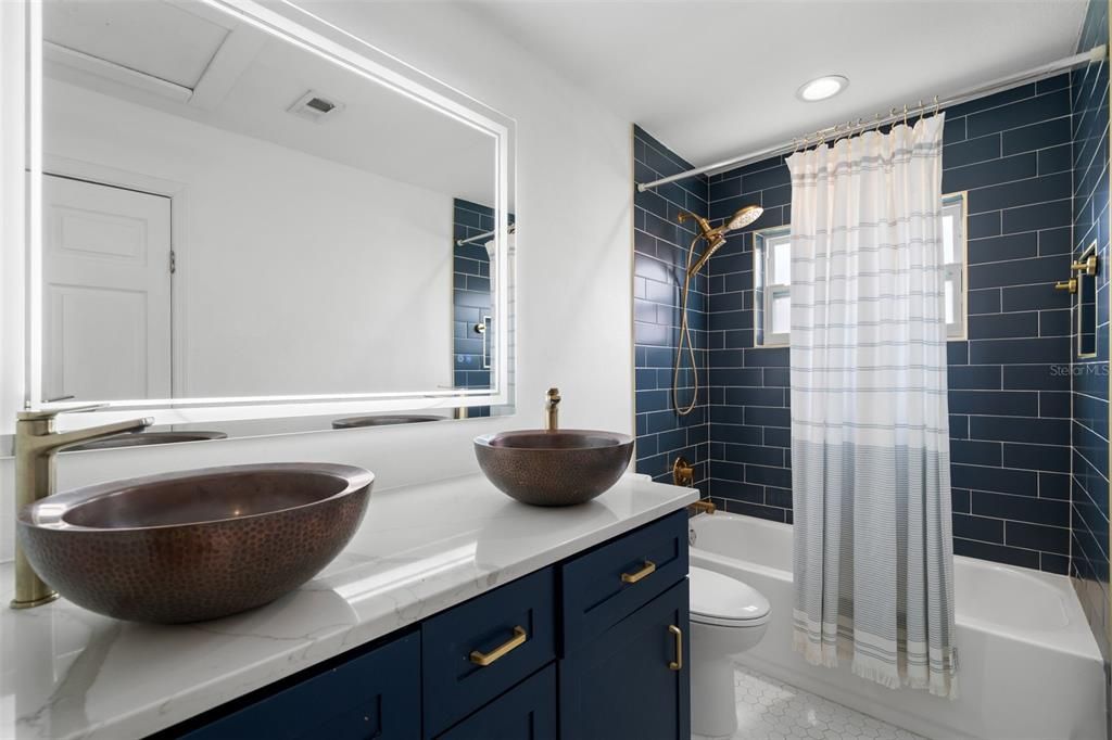For Rent: $2,300 (3 beds, 1 baths, 930 Square Feet)