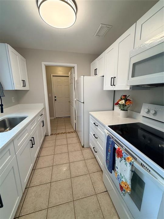 For Sale: $249,900 (2 beds, 2 baths, 969 Square Feet)