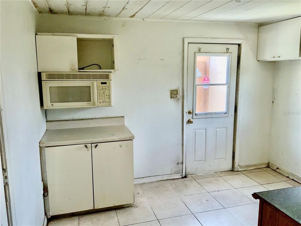 For Sale: $167,000 (3 beds, 1 baths, 936 Square Feet)