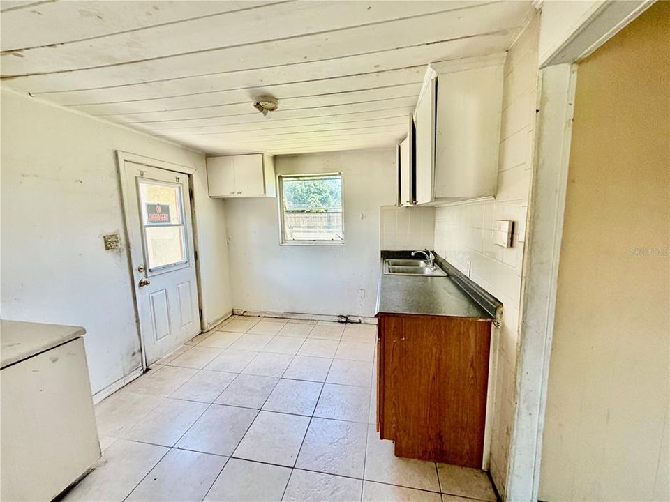 For Sale: $167,000 (3 beds, 1 baths, 936 Square Feet)