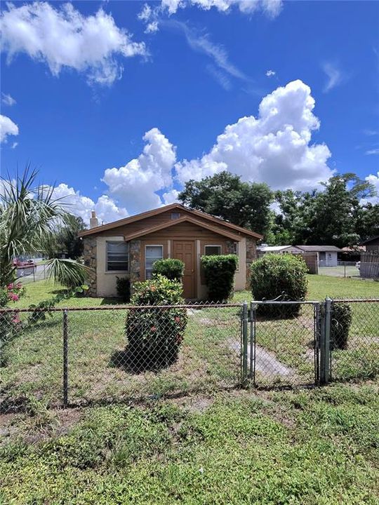 For Sale: $167,000 (3 beds, 1 baths, 936 Square Feet)