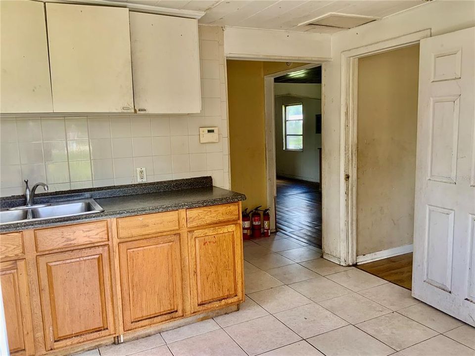 For Sale: $167,000 (3 beds, 1 baths, 936 Square Feet)