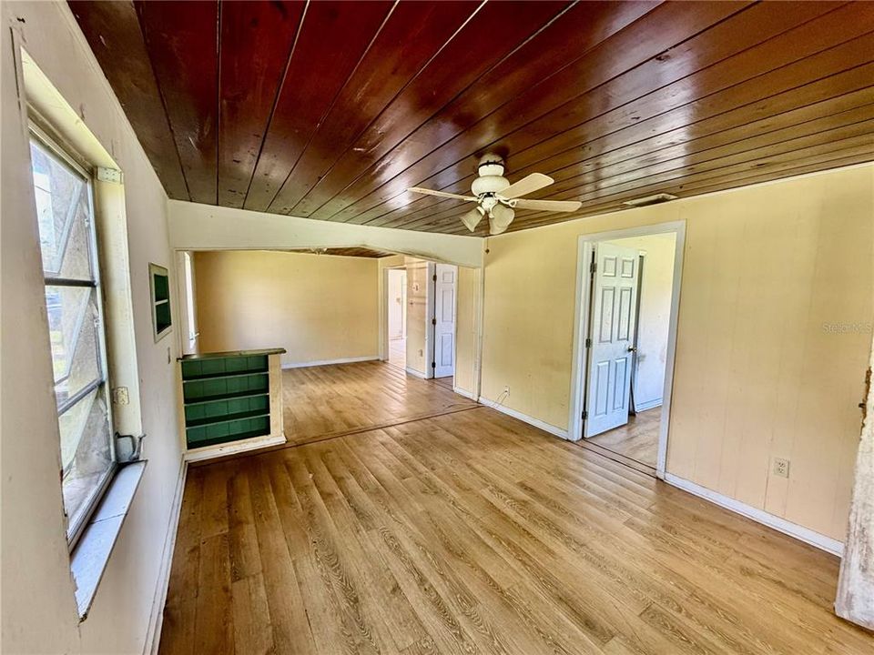 For Sale: $167,000 (3 beds, 1 baths, 936 Square Feet)