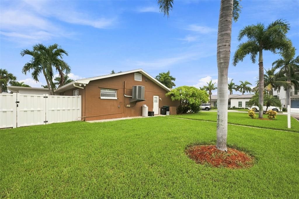 For Sale: $579,500 (2 beds, 2 baths, 1346 Square Feet)