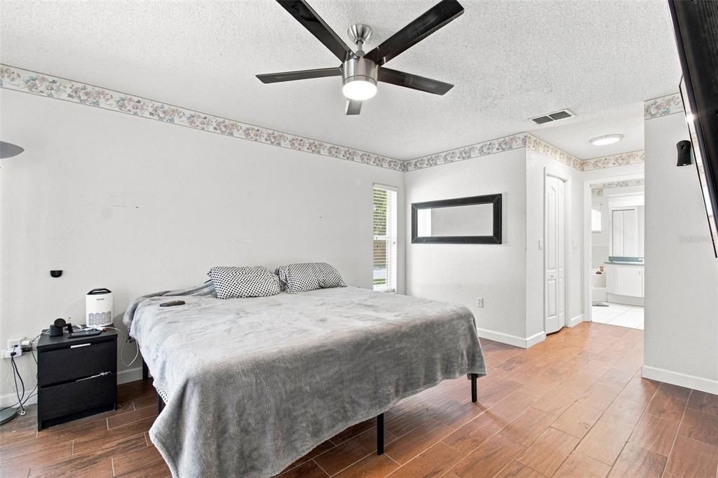 For Sale: $355,000 (3 beds, 2 baths, 1989 Square Feet)