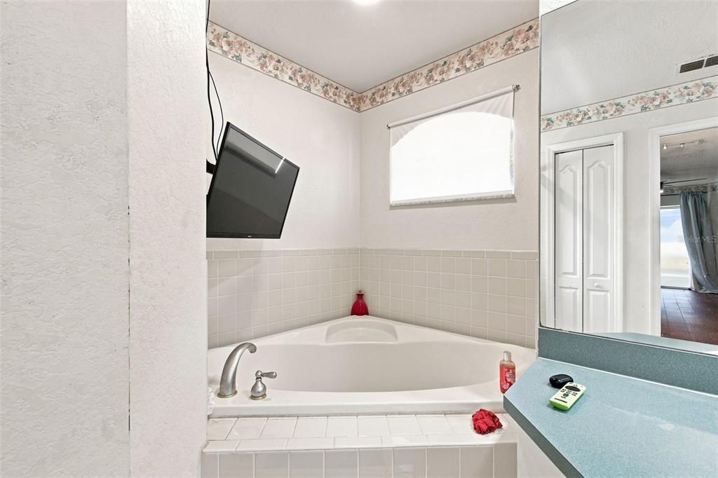 For Sale: $355,000 (3 beds, 2 baths, 1989 Square Feet)