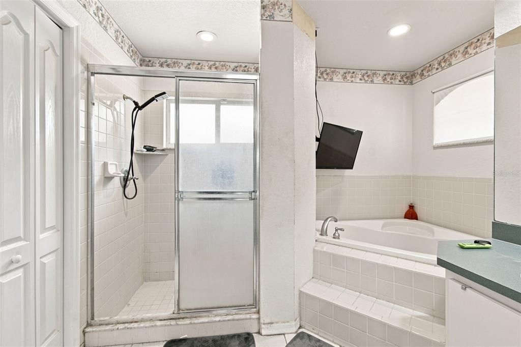 For Sale: $355,000 (3 beds, 2 baths, 1989 Square Feet)