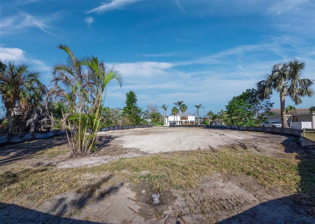 En Venta: $2,250,000 (0.40 acres)